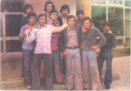 Suponemos que esta fotografía se corresponde con un grupo de alumnos de finales de los 70. Apostamos por situarlos a la puerta del teatro, pero no estamos seguros.