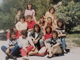 Un grupo de chicas posan para una foto informal al aire libre, capturando un momento de buen rollo y camadería en un día soleado.