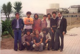 Un grupo de alumnos posa frente a una fábrica en los años 70.