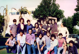 Grupo de alumnos jóvenes, posiblemente cerca de una de las residencias, , capturados en una pose espontánea y relajada, con una estética propia de los años 70.